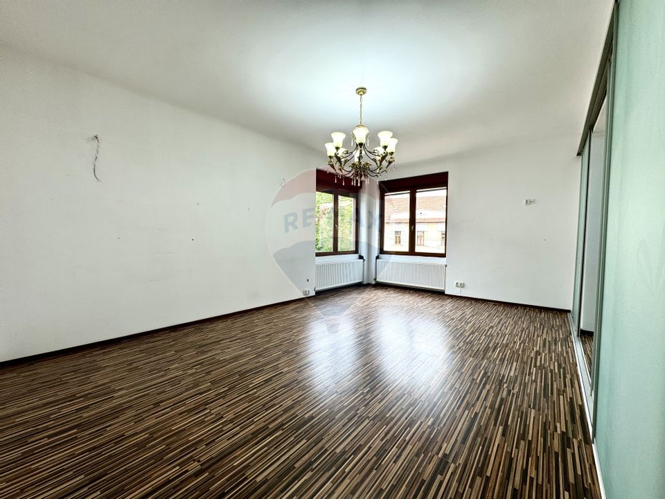 Vând apartament, 4 camere, zona Ultracentrala