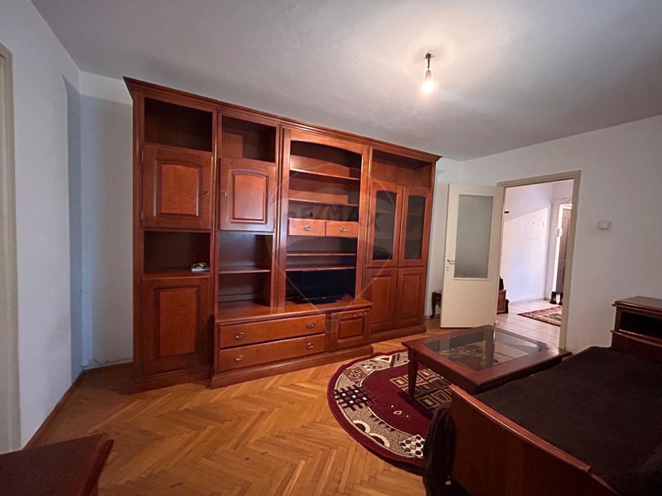 Apartament cu 3 camere de închiriat în zona Valea Rosie