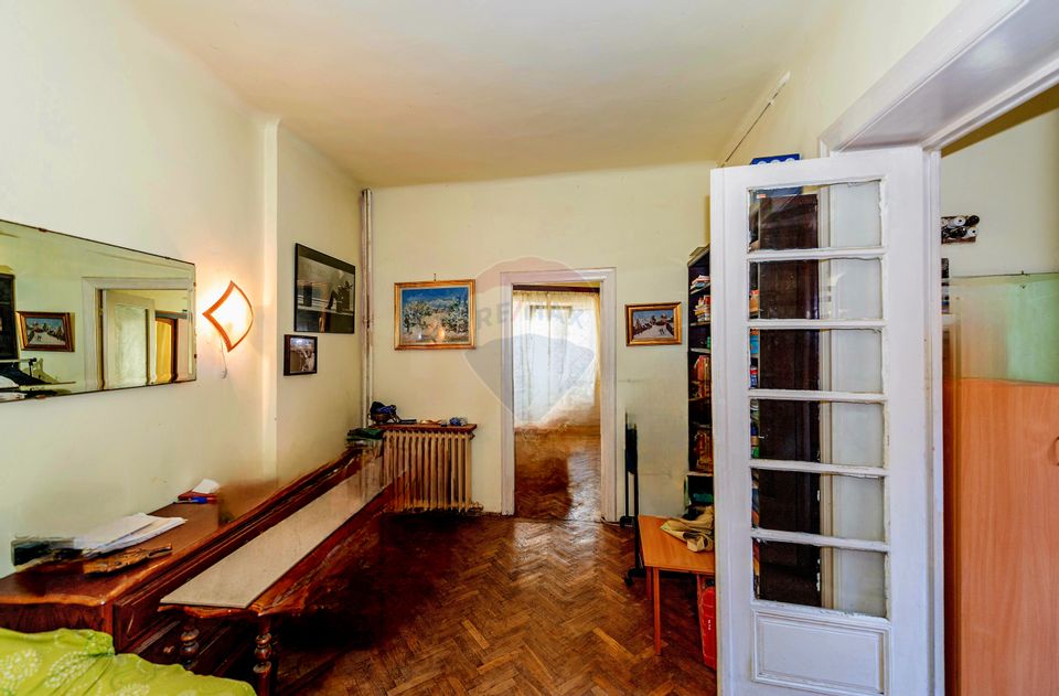 Interwar villa with access from 2 streets, Eminescu area