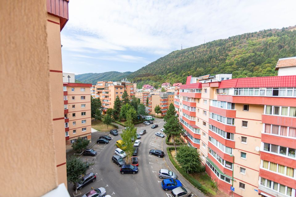 Apartament spațios de vânzare cu 4 camere, 2 băi și beci, Răcădău