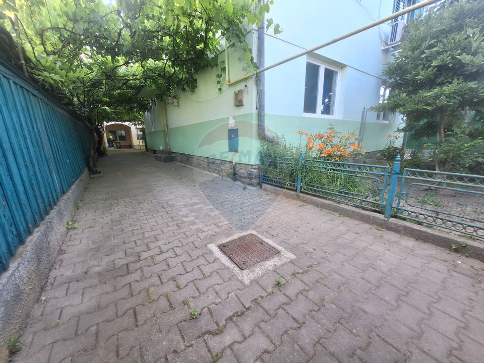 doua case de vanzare in aceeasi curte, în zona Sub Arini