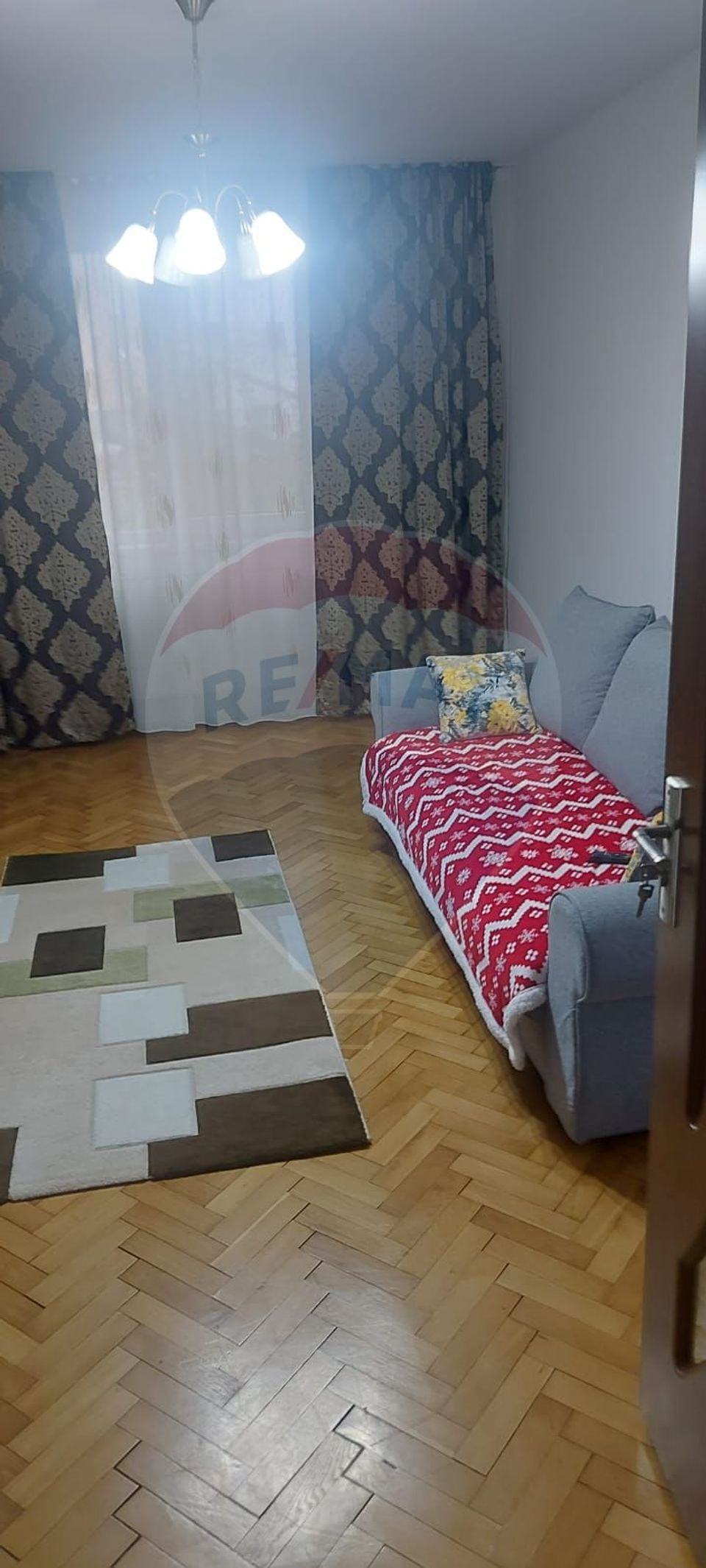 Apartament cu 3 camere de închiriat în zona Central