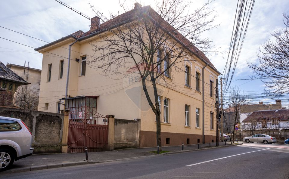 Apartament 4 camere în Casa, Central, Curte și Garaj, Cluj-Napoca