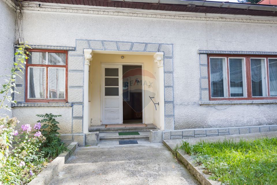 Doua Case de vanzare cu 5 camere + 3 camere,  stradal in Bran!