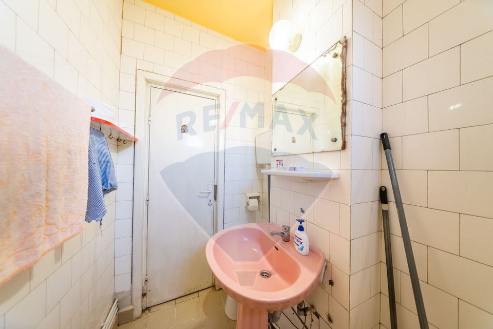 Apartament cu 4 camere, decomandat in zona centrala