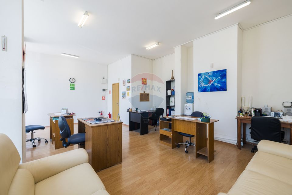 Commercial space with generous window and excellent visibility