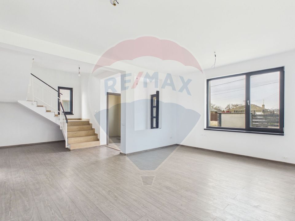 Modern 5 bedroom villa GF+1 for sale in Crevedia