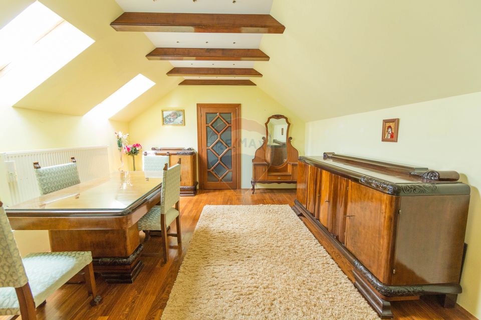 Property Located under Tâmpa composed of 2 Houses and Garden,