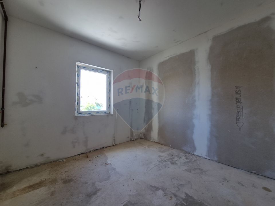 Apartament (de renovat) cu 2 camere de vânzare în Râșnov/Romacril