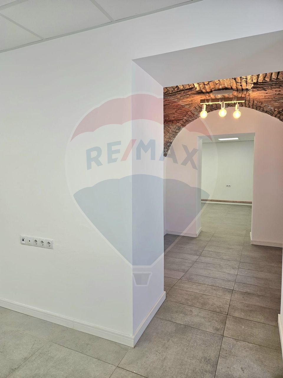 76sq.m Commercial Space for rent, Central area