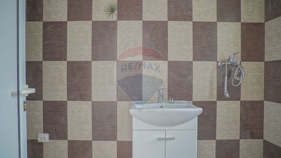 REZERVAT!Spațiu comercial sau de birouri, plus teren, Centru Săcele