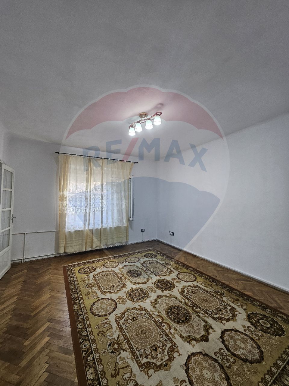 Casa cu 3 camere de închiriat si gradina, zona centrala