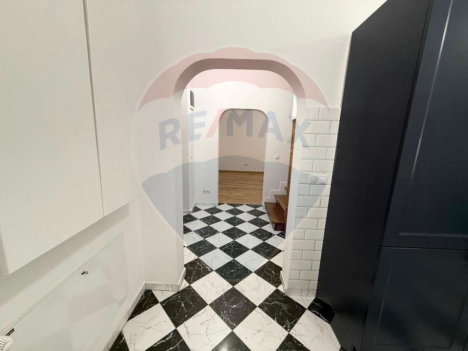 Apartament 4 camere, pe 2 niveluri si curte comuna în Centru