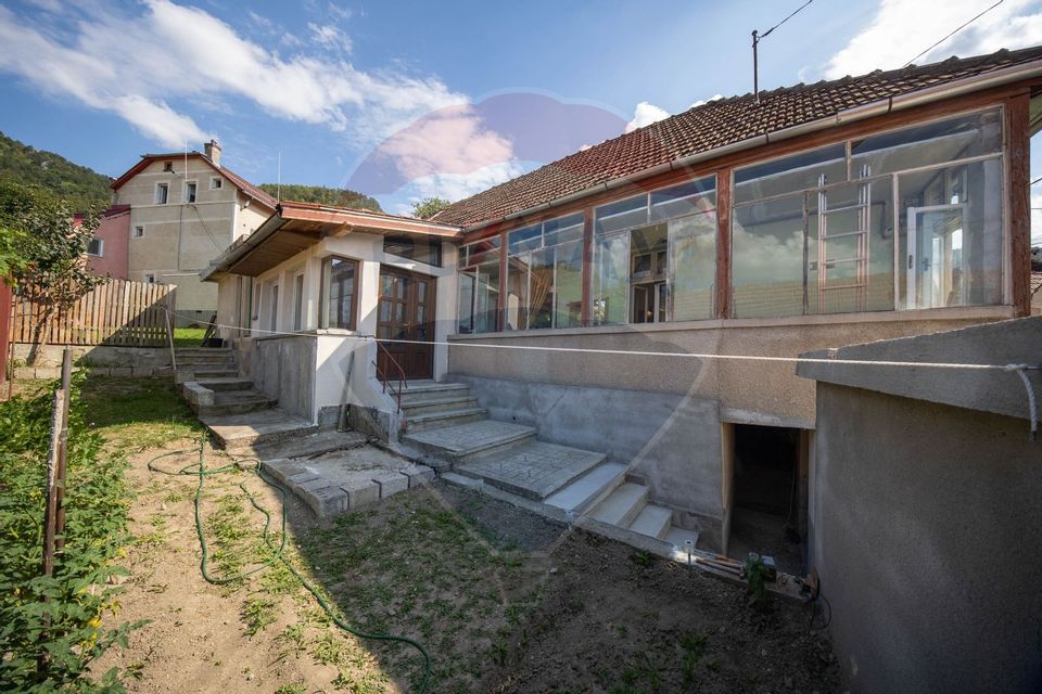 Casa individuală  4 camere de vânzare în zona Schei