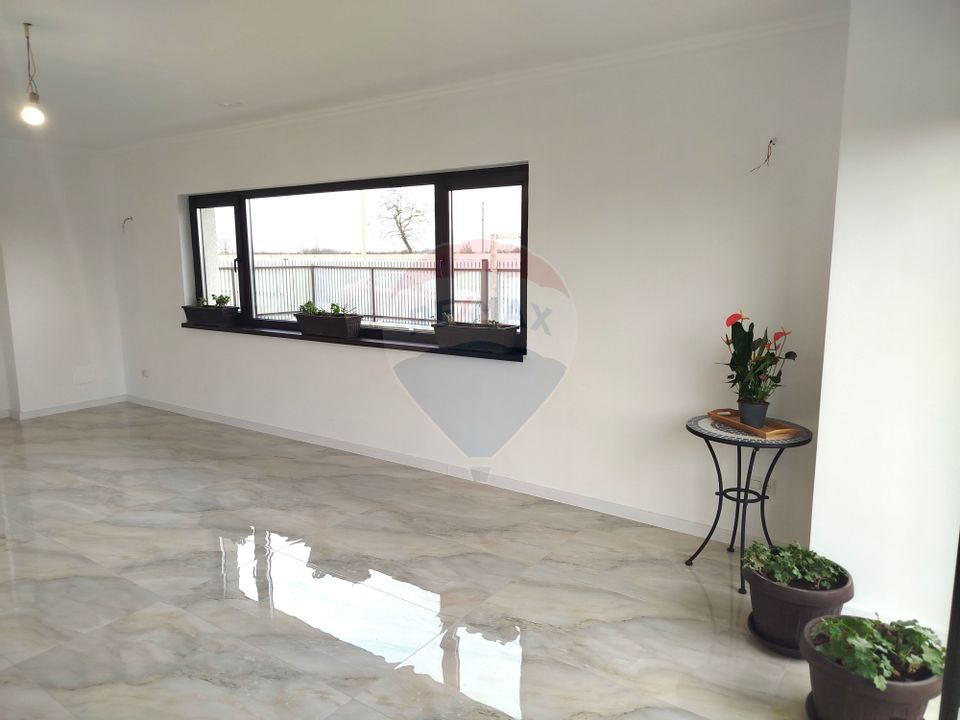Casă / Vilă cu 4 camere de vânzare/zona Harman
