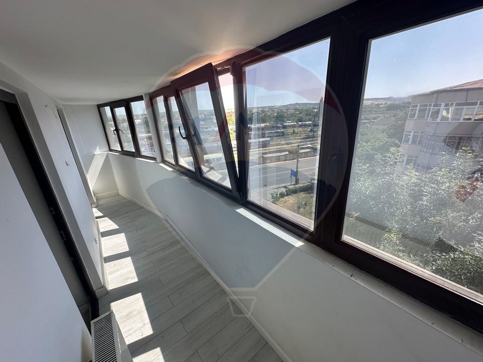 Apartament cu 4 camere de vânzare în zona Rovine