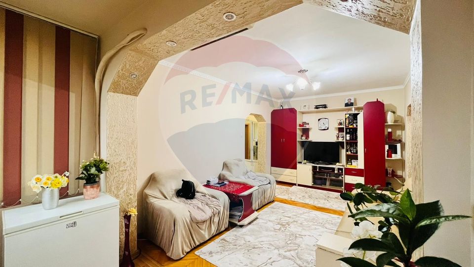 Apartament cu 3 camere de vânzare în zona Rogerius
