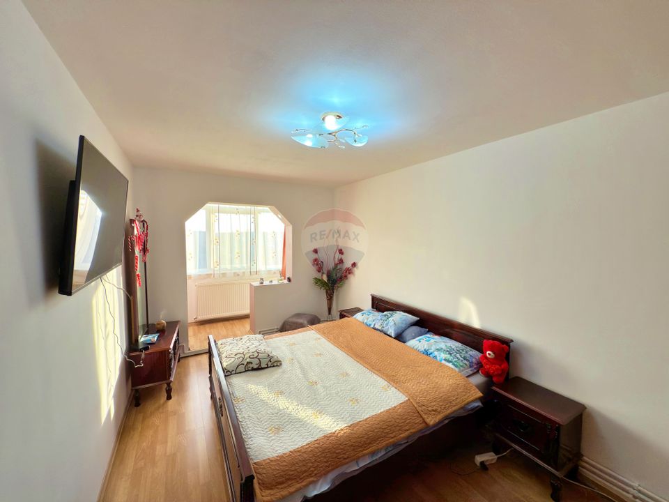 Apartament cu 3 camere de vânzare în zona Micalaca