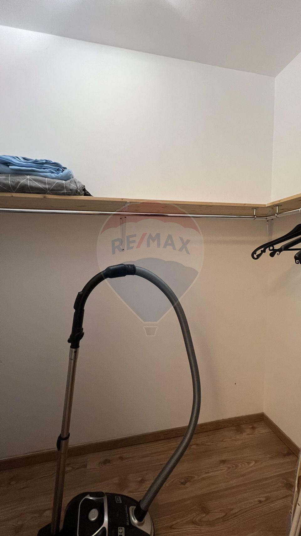 Apartament cu 3 camere de închiriat în zona ultracentralǎ