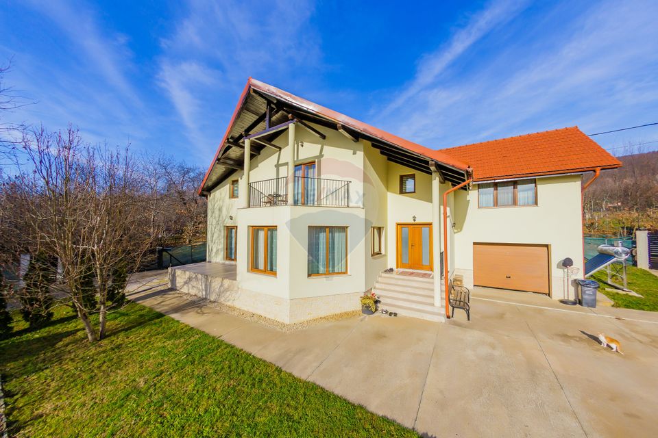 VILA CU TEREN GENEROS DE VANZARE/SCHIMB CU CASA