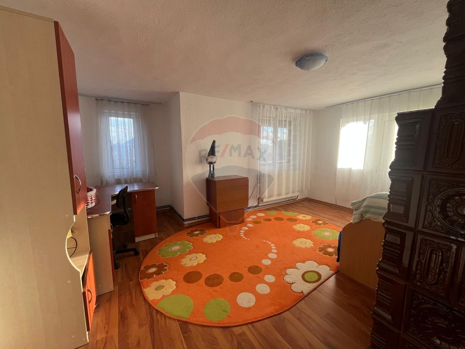 Casa cu 5 camere de vanzare in Priseaca 450 mp teren