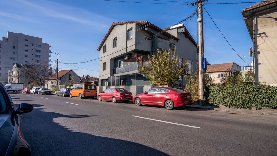 Casa cu 6 camere de vanzare, semicentral