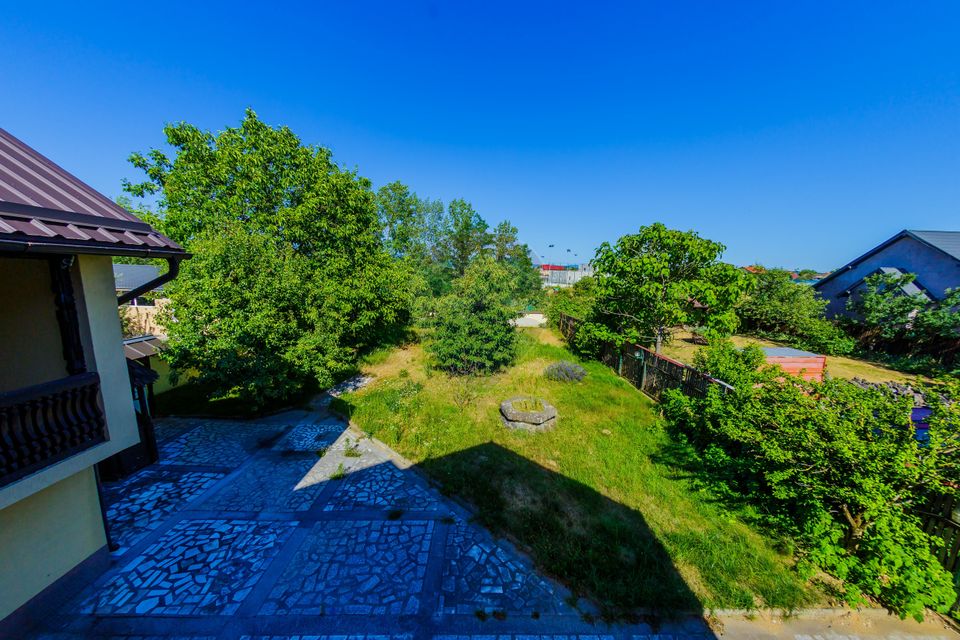 Casă cu 7 camere, 10 ari de vânzare la drumul principal cu 2 intrari