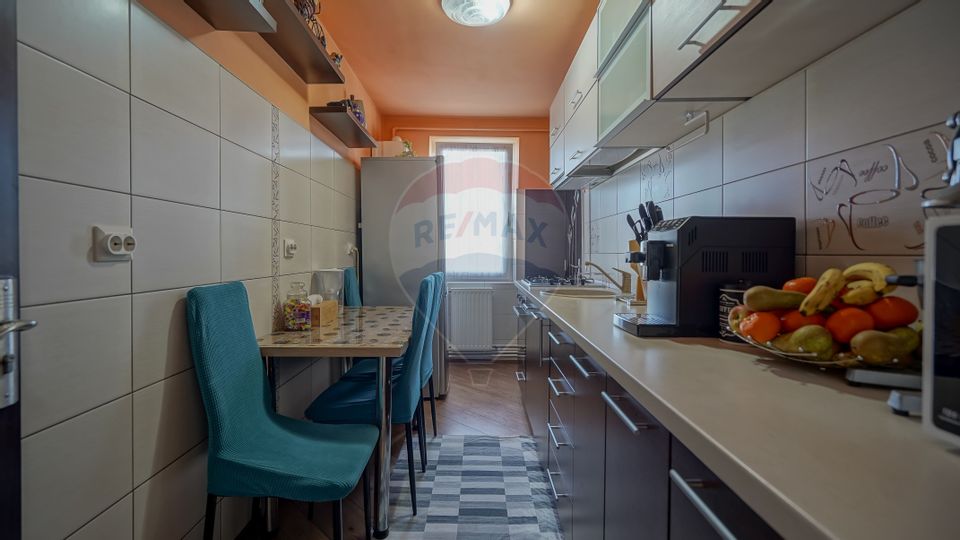 Apartament cu 2 camere de vânzare, renovat si mobilat, Tractorul