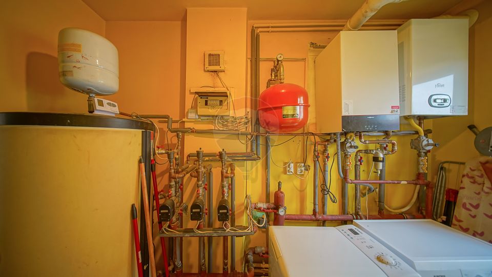 Casă / Vilă cu 12 camere de vânzare în zona Astra