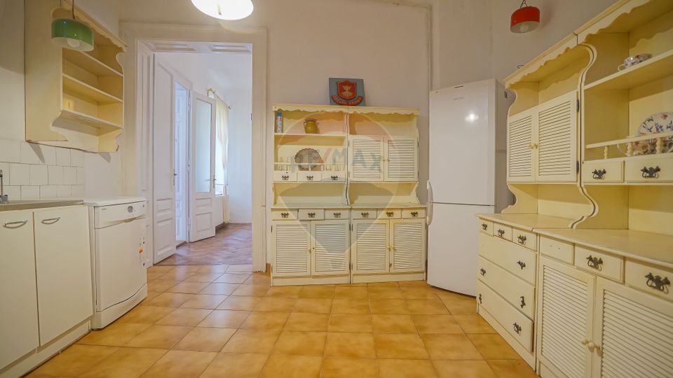 Investiție Centrul Istoric! Apartament 4 camere, 2 băi, 2 intrări