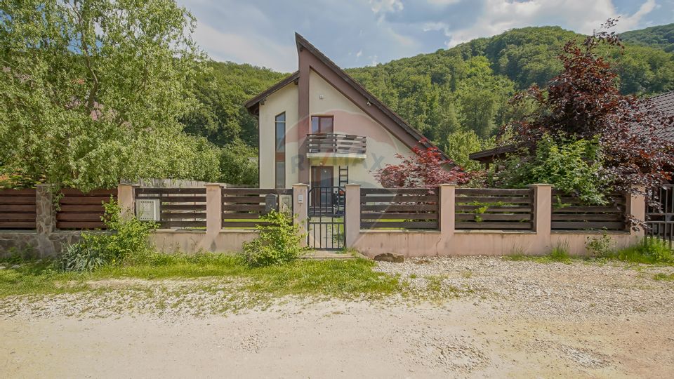 Proprietate cu stil la poalele muntelui - liniște și intimitate!