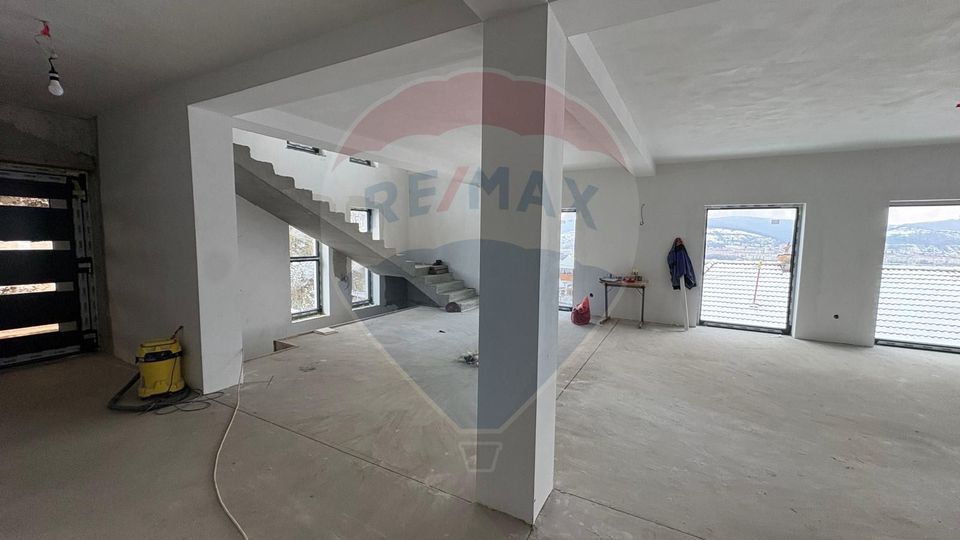 Casa noua, premium, cu panoramă superbă asupra orașului