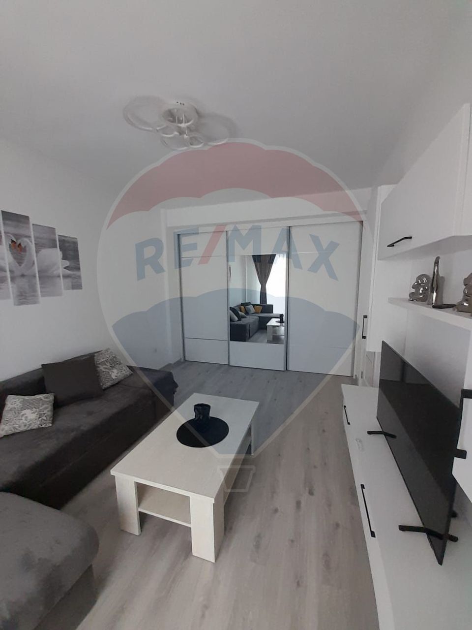 Apartament cu 3 camere de închiriat în zona Vest