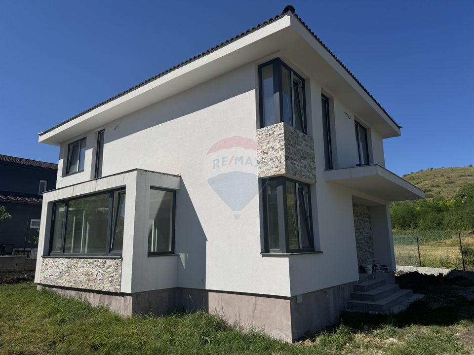 Casă spațioasă cu 5 camere în Corpadea - liniște, natură și confort