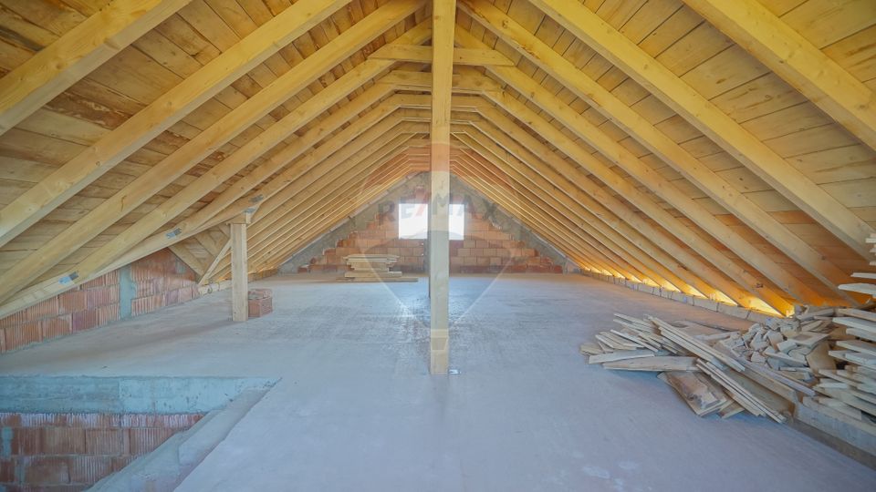 Villa in red, with 823sqm land in Cristian, Str C-tin Brâncoveanu