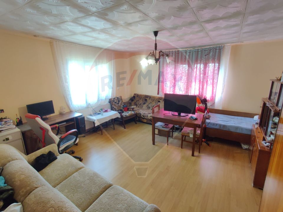 Casă cu teren de vanzare Buzești