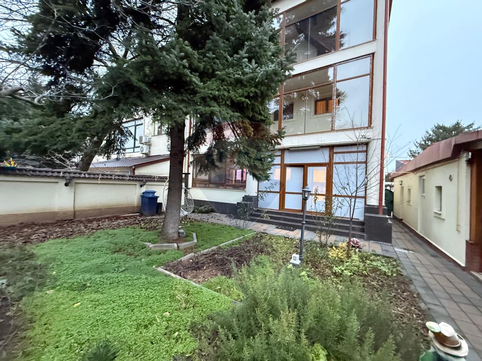 De inchiriat Casă / Vilă 7 camere + curte zona Vatra Luminoasa