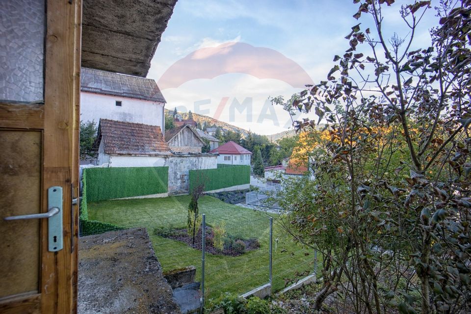 Casă  8 camere de vânzare în zona Schei