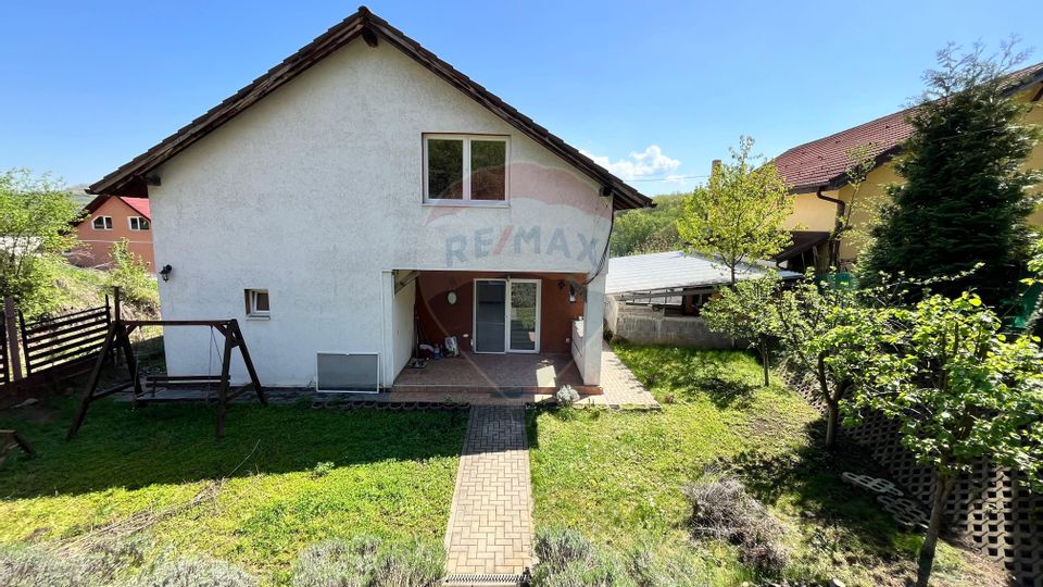 Casă cu vedere spre lac și pădure -deasupra  Barajului Ighis