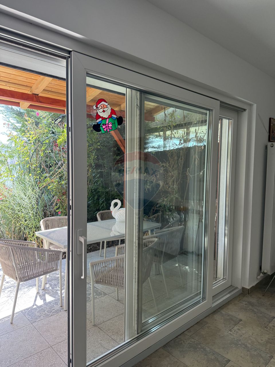 Vilă premium cu priveliște la lac și acces direct la apă