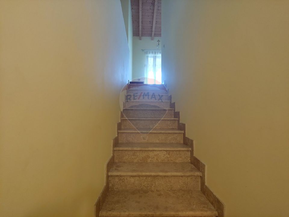 Casă / Vilă de lux cu 5 camere de vânzare în Vadu Moldovei, Suceava