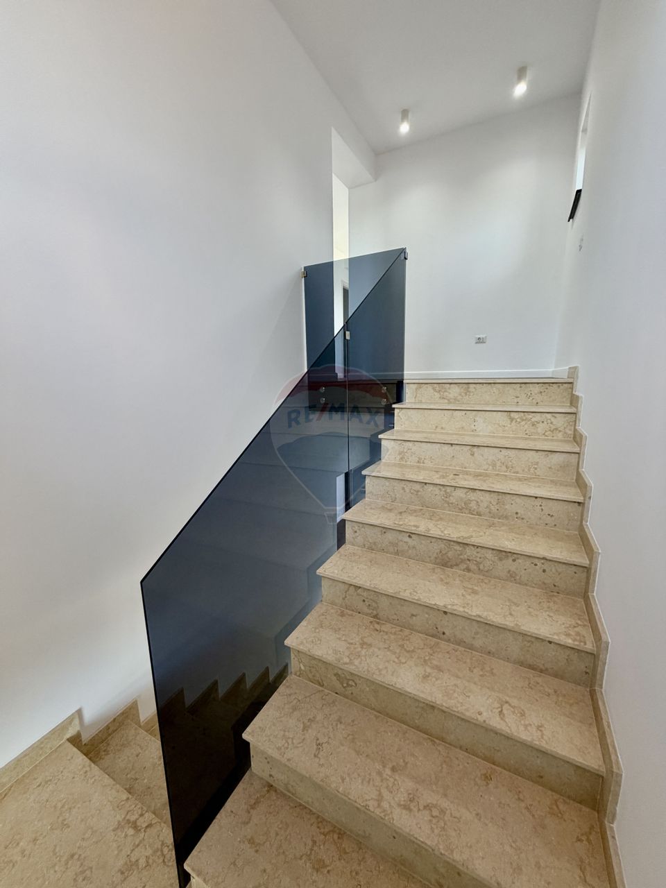 Casă / Vilă cu 4 camere de vânzare în zona Nord