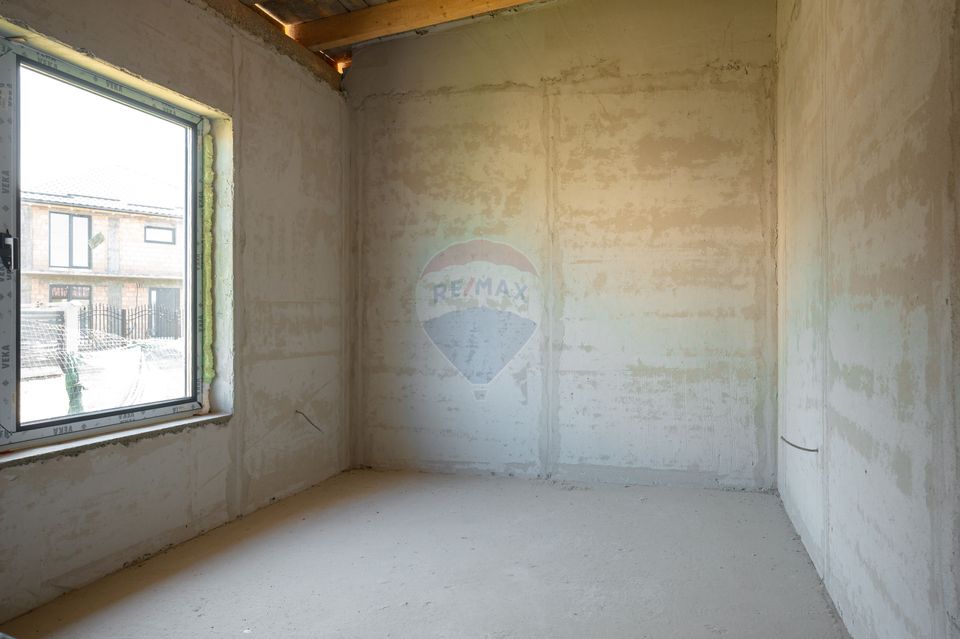 Casă cu 4 camere de vânzare, 130mp utili, teren 600mp in Harman