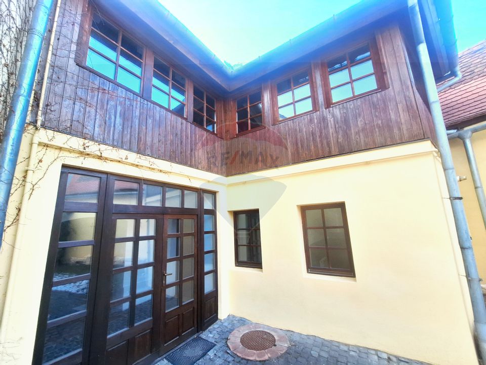 Casa individuala cu curte in centrul istoric,  renovata integral