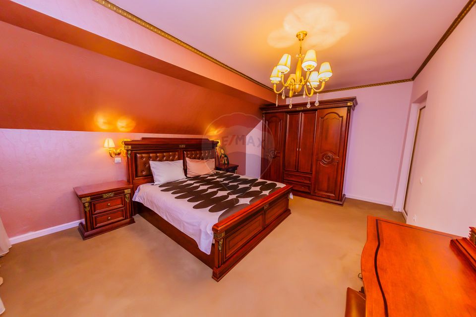 Casă cu 7 camere, 10 ari de vânzare la drumul principal cu 2 intrari