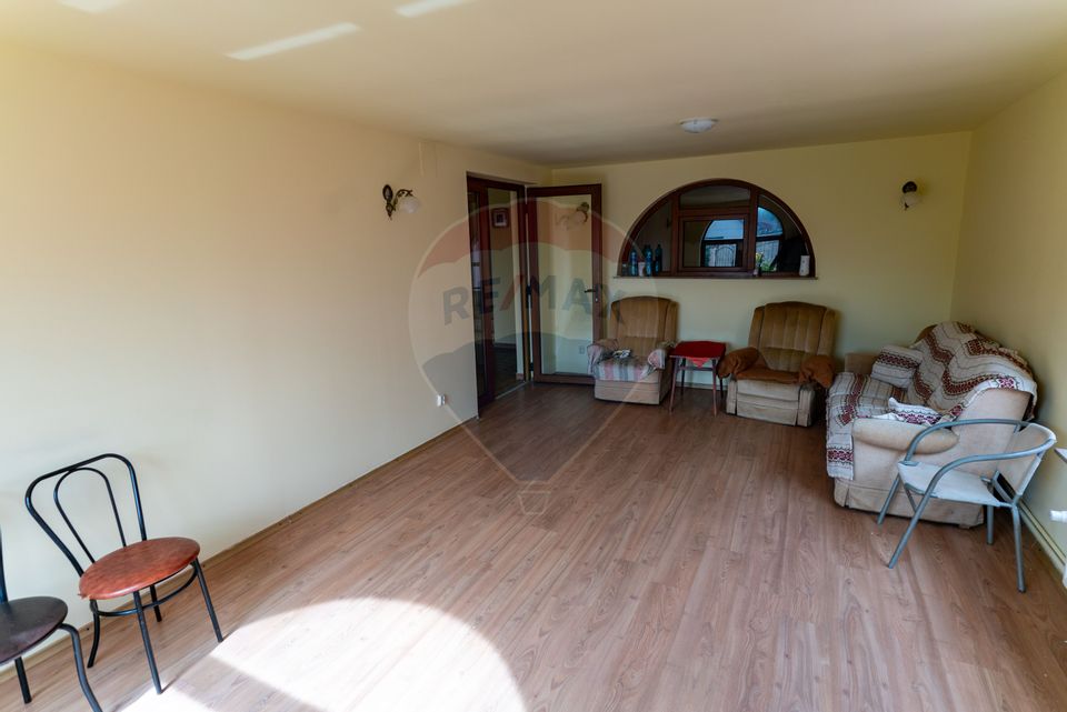 Vila /Pensiune 6 camere in Cristur, jud Hunedoara