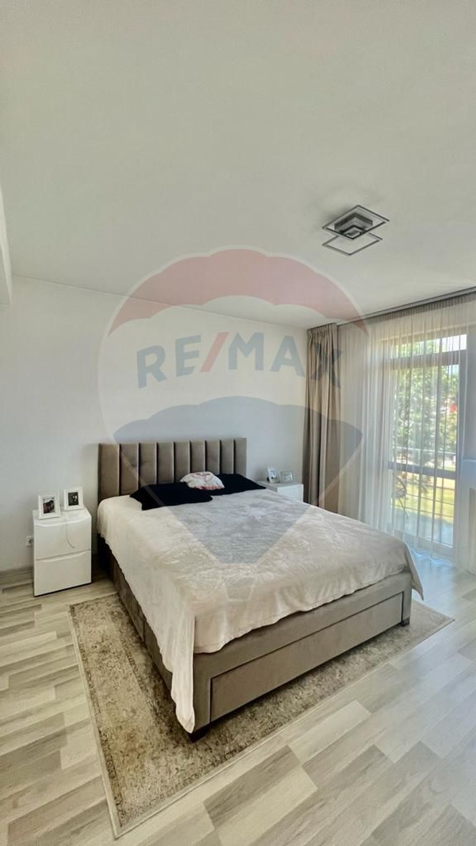 Apartament cu 3 camere si balcon - zona Bd. Laminorului
