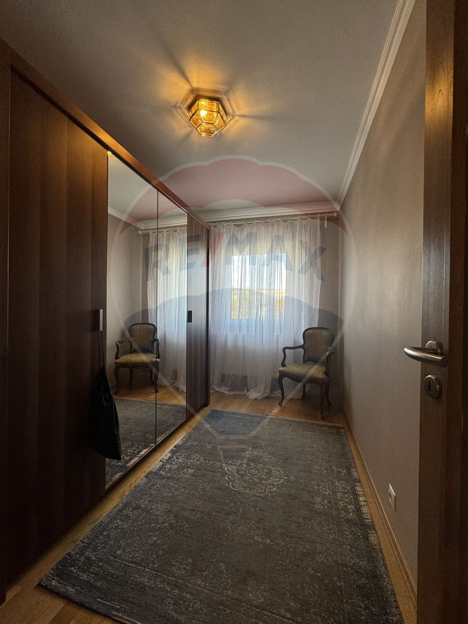 Apartament superb în inima orașului – 3 camere, Etaj 1, Garaj și Pivni