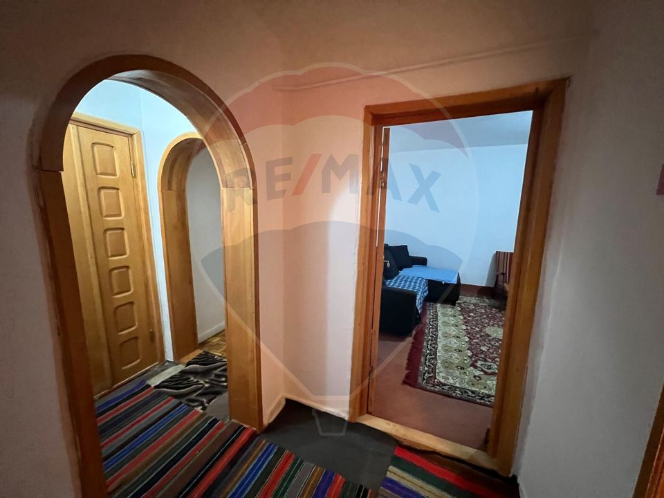 Apartament cu 4 camere de vânzare în zona Sud-Est