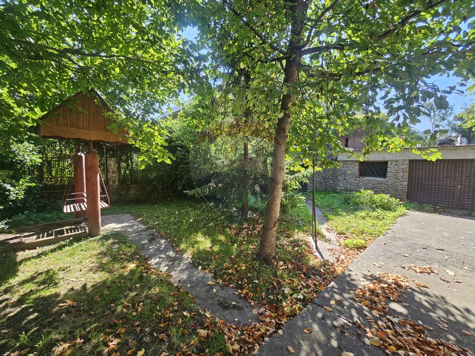 Casă solidă din cărămidă, mobilată, garaj, teren generos – Tarcău